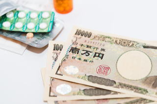 薬とお金の写真