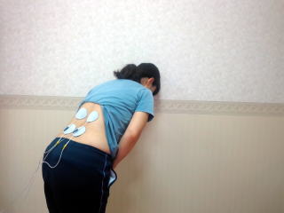 低周波治療器を使用している女性3